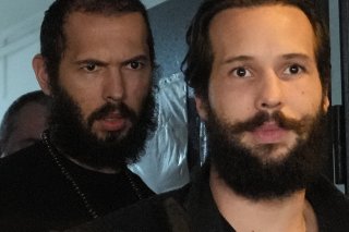 Andrew Tate (à gauche) et Tristan sont sortis vers minuit (23h00 en Suisse) avec une barbe fournie des locaux de la police où ils étaient retenus depuis trois mois.